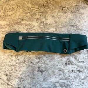 Like NEW lululemon athletica Teal Belt